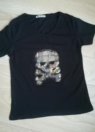Чорна футболка з блискучим черепом3 фото