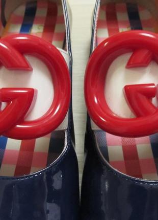Gucci елегантні лаковані туфлі балетки з контрастною пряжкою логотипом6 фото