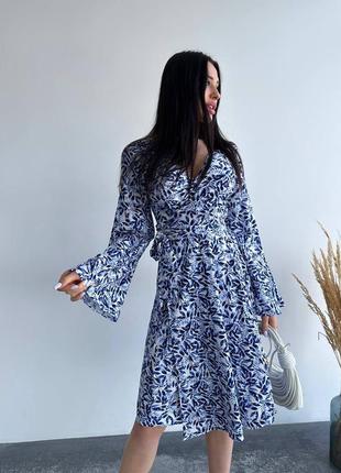 Платье на запах льняное бохо с растительным принтом приталенное с широкими рукавами клёш а силуэта средней длины белое голубое синее лен 
🔥