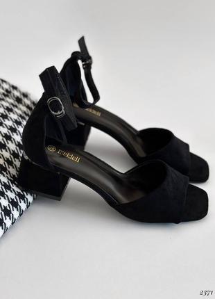 Черные женские босоножки на маленьком каблуке каблуке с ремешком замшевые4 фото