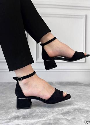 Черные женские босоножки на маленьком каблуке каблуке с ремешком замшевые2 фото