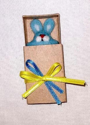 Мініатюрна іграшка, талісман зайчик, кролик 4х3 см, серія "іграшка на долоню"10 фото