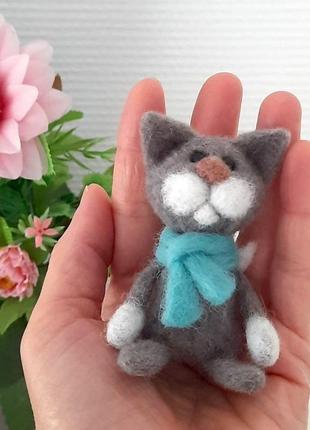 Миниатюрная игрушка котик в голубом шарфике, 7х4,5 см, серия "игрушка на ладошку"