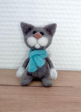 Миниатюрная игрушка котик в голубом шарфике, 7х4,5 см, серия "игрушка на ладошку"7 фото
