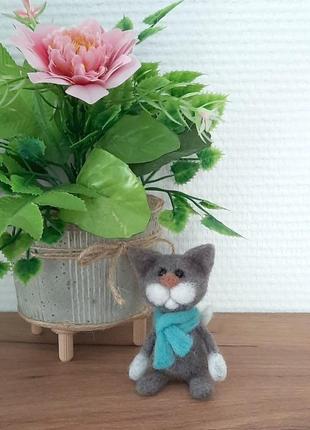 Мініатюрна іграшка котик у блакитному шарфику, 7х4,5 см, серія "іграшка на долоню"6 фото
