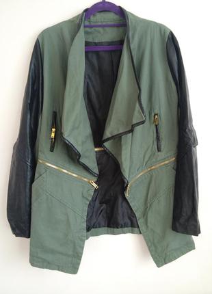 Модна куртка кольору хакі з шкіряними рукавами