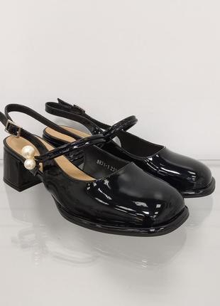 Женские черные лаковые босоножки с закрытым носком на устойчивом каблуке