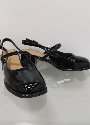 Женские черные лаковые босоножки с закрытым носком на устойчивом каблуке5 фото