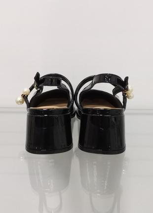 Женские черные лаковые босоножки с закрытым носком на устойчивом каблуке6 фото