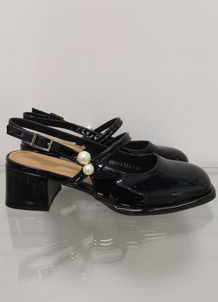 Женские черные лаковые босоножки с закрытым носком на устойчивом каблуке4 фото