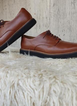 Кожаные туфли бренда clarks