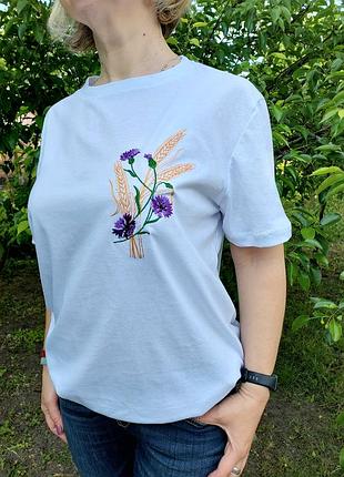 Футболка с вышивкой.7 фото