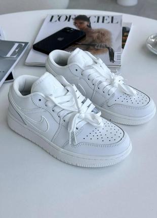 Nike jordan low white