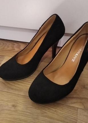 Черные замшевые туфли на шпильке с декором из страз