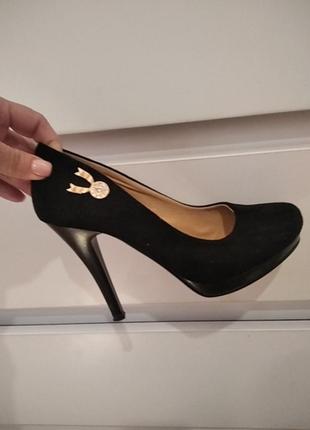 Чорні замшеві туфлі на шпильці з декором із страз2 фото