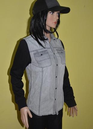 Джинсовая рубашка на заклепках серая с трикотажными черными рукавами сорочка сіра джинсова