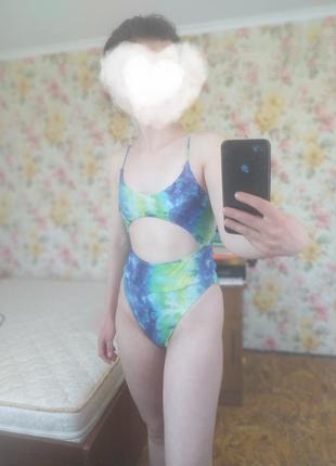На миниатюрную девушку