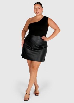 Классическая черная юбка из экокожи средней длины