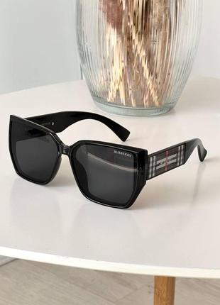Солнцезащитные очки в стиле burberry