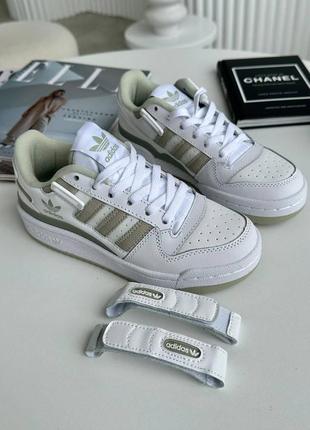 Женские кроссовки белые с оливковым adidas forum2 фото