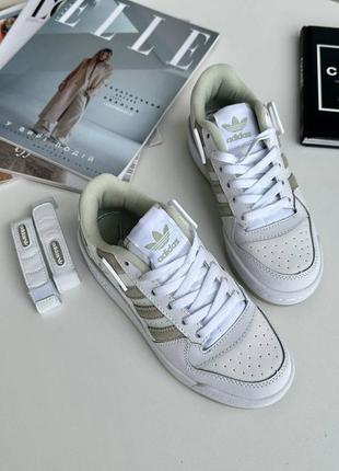 Женские кроссовки белые с оливковым adidas forum4 фото