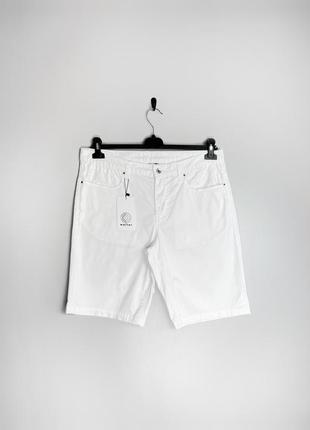 Armani exchange белые шорты. плотный материал, немного тянутся.