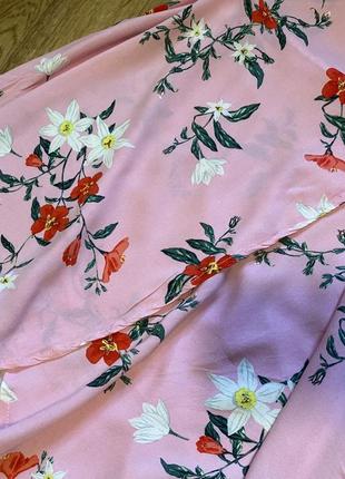 Нереальное розовое платье в цветочный принт на запах2 фото