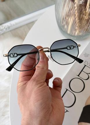 Солнцезащитные очки в стиле valentino1 фото
