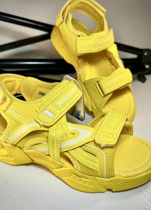 Яркие желтые босоножки сандалии