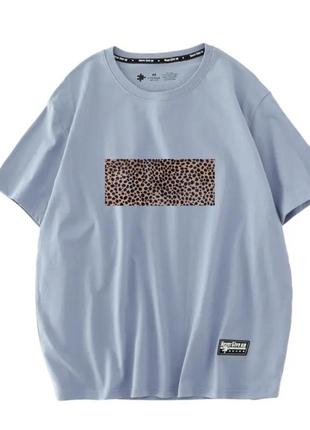 Блакитна футболка з леопардовим принтом