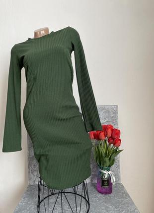 Базовое трикотажное платье миди в рубчик в красивом зелёном/бутылочном цвете,