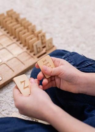 Розвиваюча іграшка для дитини — дошка монтессорі з картками з англійськими літерами та словами3 фото