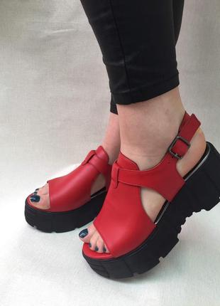 Трендові червоні босоніжки