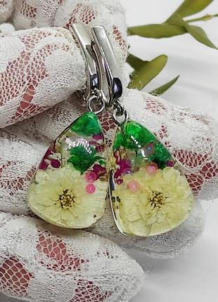 Сережки з справжніми квітами, біжутерія для дівчини в подарунок, прикраси з епоксидної смоли3 фото