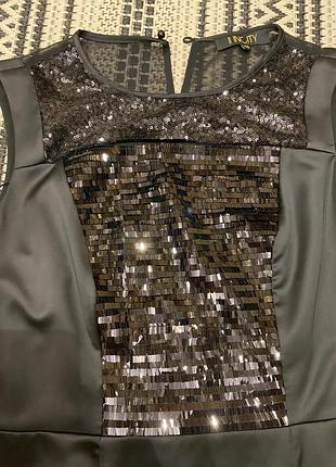 Платье атласное с пайетками