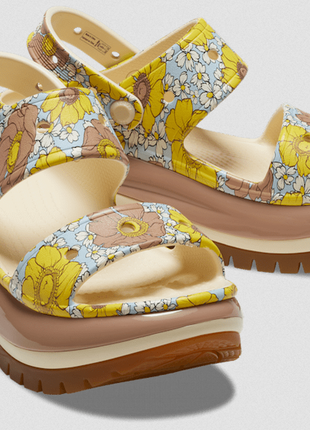 Крутые цветочные  сандали crocs на платформе 37/38 w73 фото