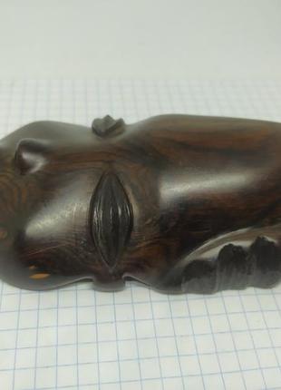 Две деревянный маски