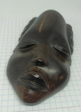Две деревянный маски