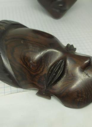 Две деревянный маски