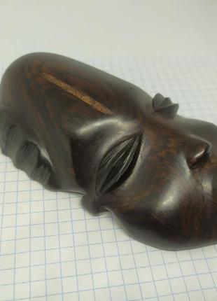 Две деревянный маски