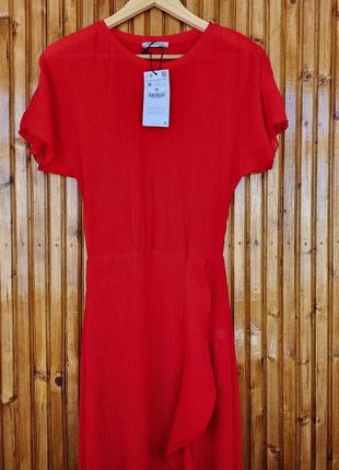 Красное гофрированное платье миди zara с оборкой.4 фото