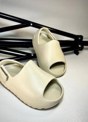 Стильні ізі крокси босоніжки сандалі беж і хакі