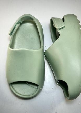 Стильні ізі крокси босоніжки сандалі беж і хакі6 фото