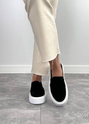 Чорні жіночі лофери туфлі на високій білій підошві потовщеній з натуральної замші замшеві лофери8 фото