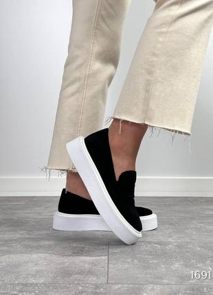 Чорні жіночі лофери туфлі на високій білій підошві потовщеній з натуральної замші замшеві лофери6 фото