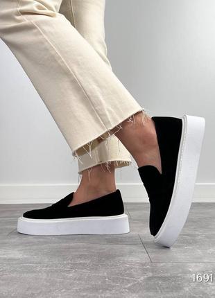 Чорні жіночі лофери туфлі на високій білій підошві потовщеній з натуральної замші замшеві лофери3 фото