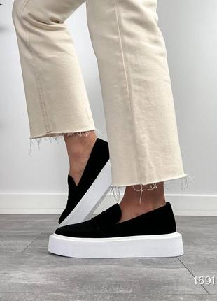 Чорні жіночі лофери туфлі на високій білій підошві потовщеній з натуральної замші замшеві лофери2 фото