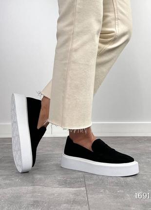 Чорні жіночі лофери туфлі на високій білій підошві потовщеній з натуральної замші замшеві лофери10 фото