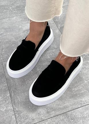 Чорні жіночі лофери туфлі на високій білій підошві потовщеній з натуральної замші замшеві лофери9 фото