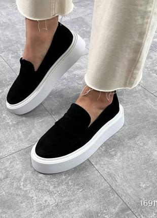 Чорні жіночі лофери туфлі на високій білій підошві потовщеній з натуральної замші замшеві лофери7 фото